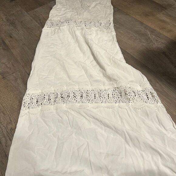 Suboo V Neck White Dress. Size 0. Embroidered Floral Details - Picture 5 of 11